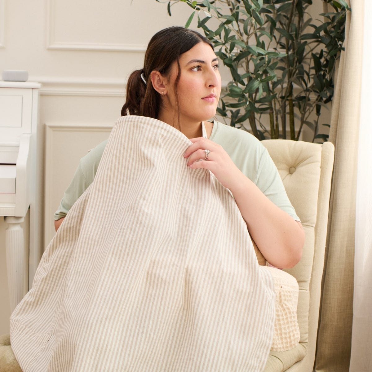 2-in-1 Nursing Cover & Carry Bag